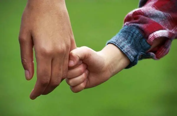 Rivoluzione sull'affido: "Non è obbligatorio dare i bimbi alla madre"