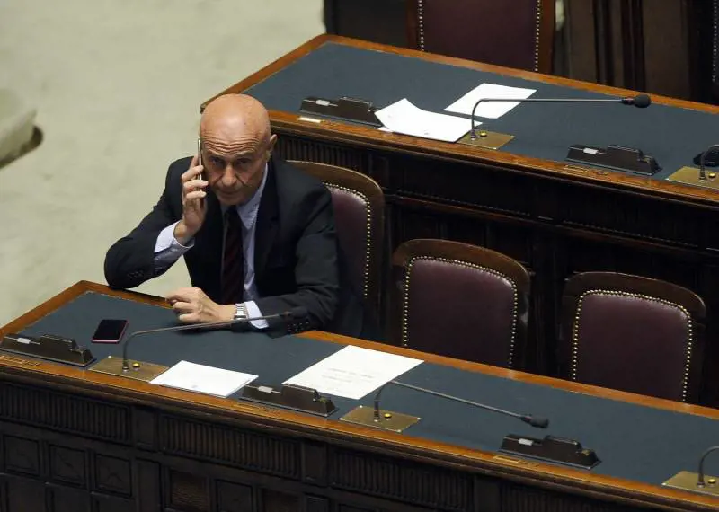 I voli dei Predator già controllano i movimenti a terra. Sei navi per il blocco