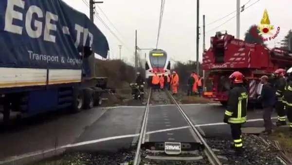 Treno travolge il tir al passaggio a livello a Varese
