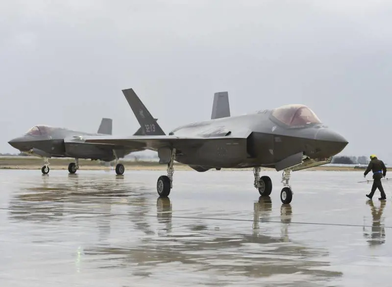 L'Italia riceve i primi due F-35 nel silenzio del governo