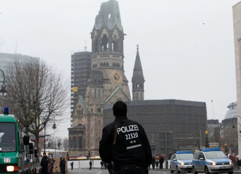 "Abbiamo sbagliato persona". La "polizei" parte subito male