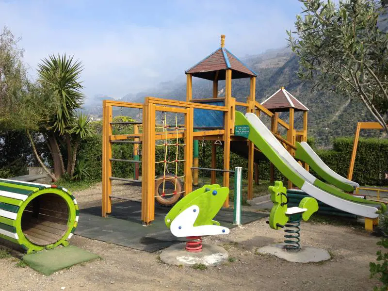 "I bimbi fanno troppo rumore": anziani fanno chiudere il parco giochi