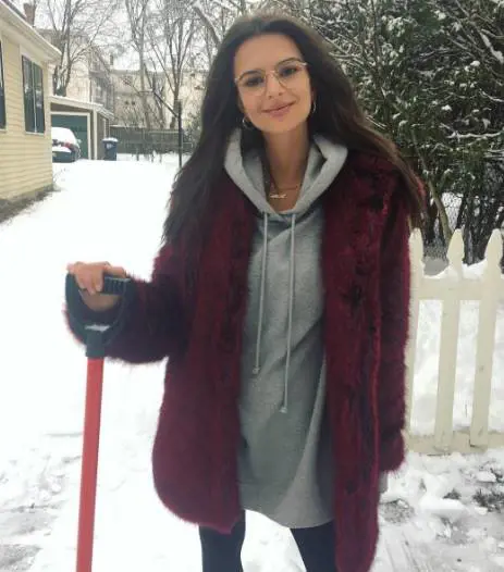 Emily Ratajkowski nuda per Natale. E lo scatto è da 230 mila "like"