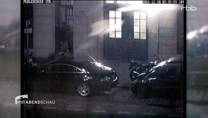 Anis Amri davanti alla moschea poche ore dopo la strage col tir