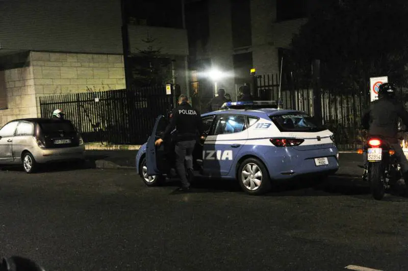 Migrante aggredisce agenti: "Poliziotti di m...pagheranno i vostri figli"
