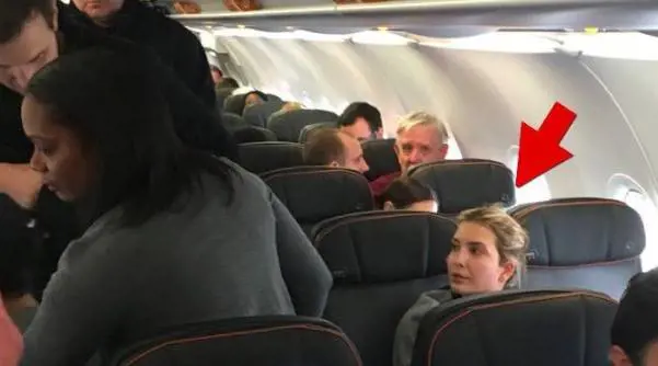Insulta Ivanka Trump sull'aereo. Passeggero viene fatto scendere