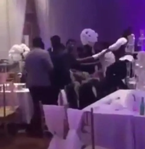 Porta al matrimonio della ex le sue foto hot. E subito scatta la rissa