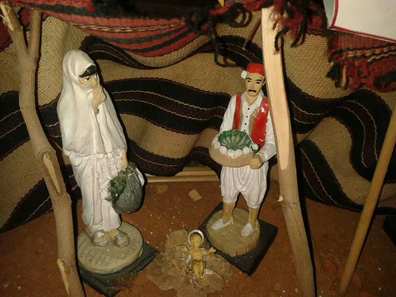 Il presepe "islamico" in chiesa: Maria col burqa e un barcone