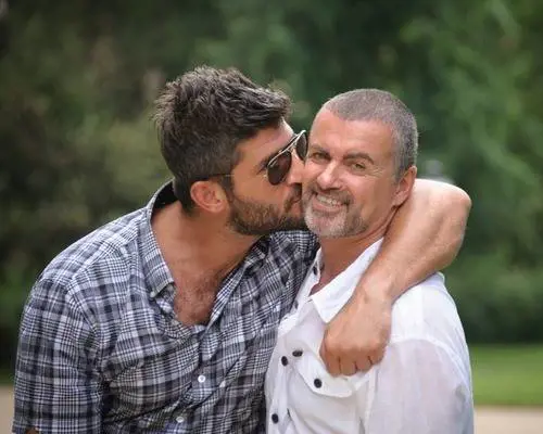 George Michael, occhi puntati sul fidanzato: "Perché dormiva in auto mentre lui moriva in casa?"