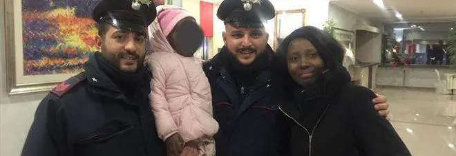 Madre e figlia congolesi al gelo in strada. ​Carabinieri pagano l'hotel