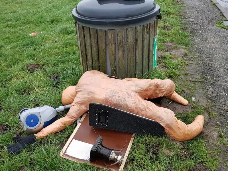 "Polizia, c'è un cadavere nudo" Ma è una bambola gonfiabile