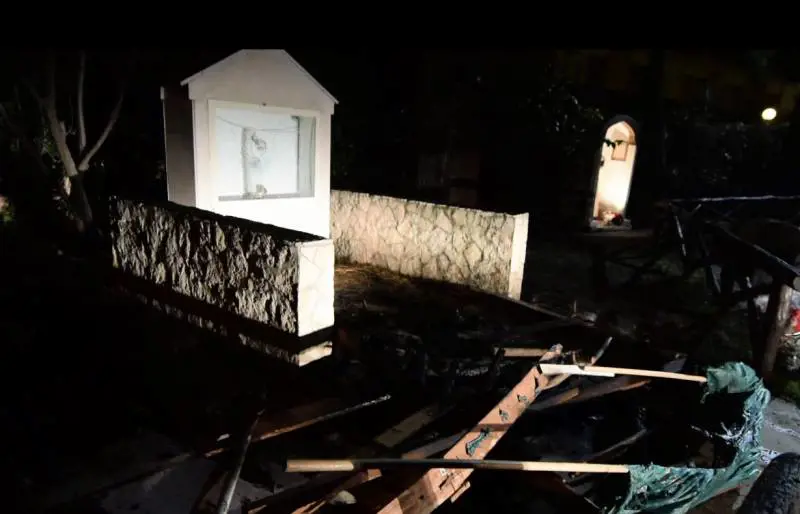 Musulmano brucia presepe e sfregia la Madonna
