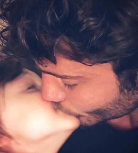 Pioggia di critiche per Stefano De Martino: "Vergognoso quel bacio con Santiago"