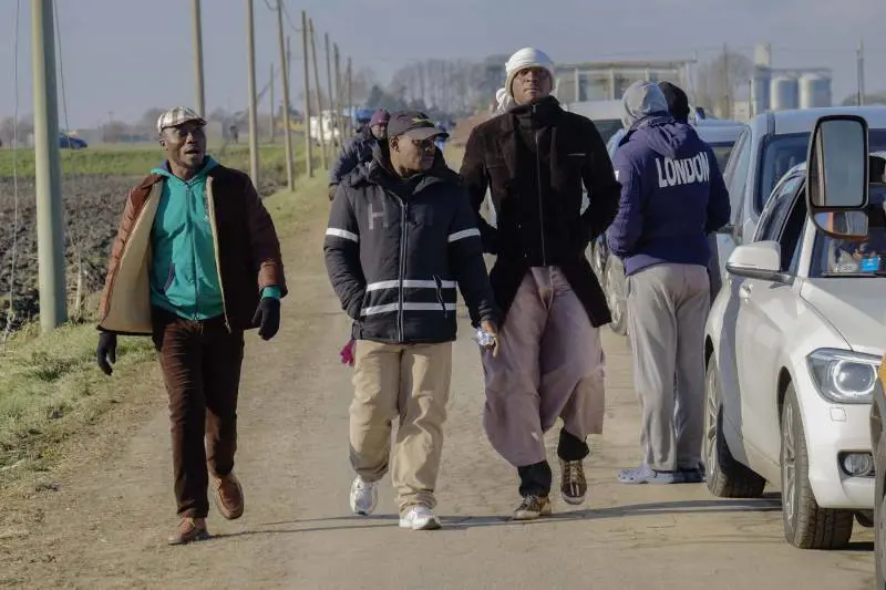 "L'ira dei migranti in rivolta. E noi barricati nei container"