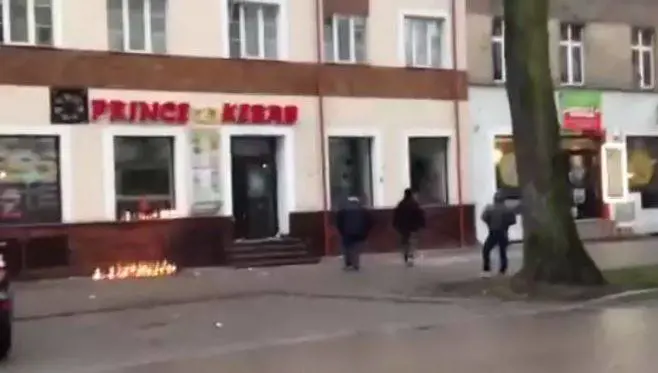 Tunisino uccide un ragazzo. Folla devasta negozio di kebab