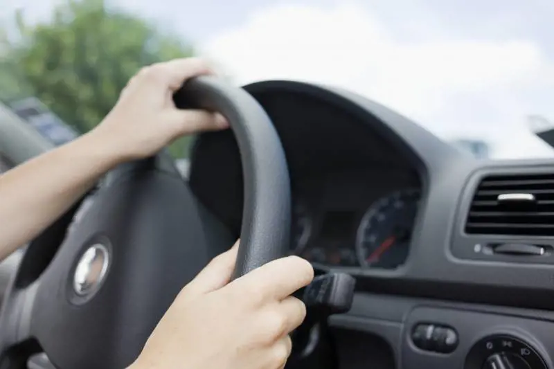 Roma, chiude incidentalmente l'auto con la bimba dentro: salvata da un militare