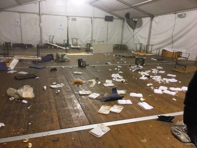 La distruzione a Conetta dopo la guerriglia: "Ora qui regna la paura"