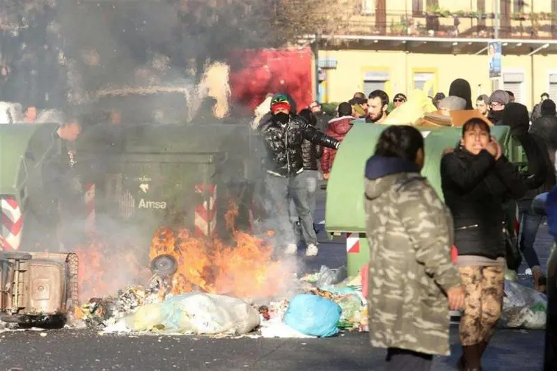Chiesti tre anni e 9 mesi per la manifestante rom: "Abortì e accusò agente" 