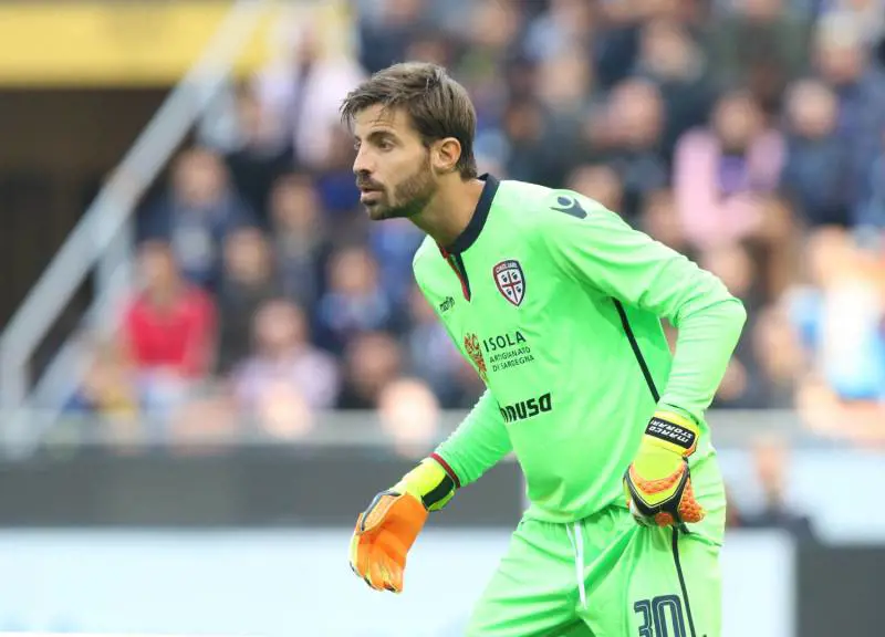 I tifosi del Milan a Storari: "Non sei davanti a un plotone d'esecuzione"