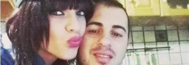 Lui le dà fuoco, lei lo difende La folle pietà per il carnefice
