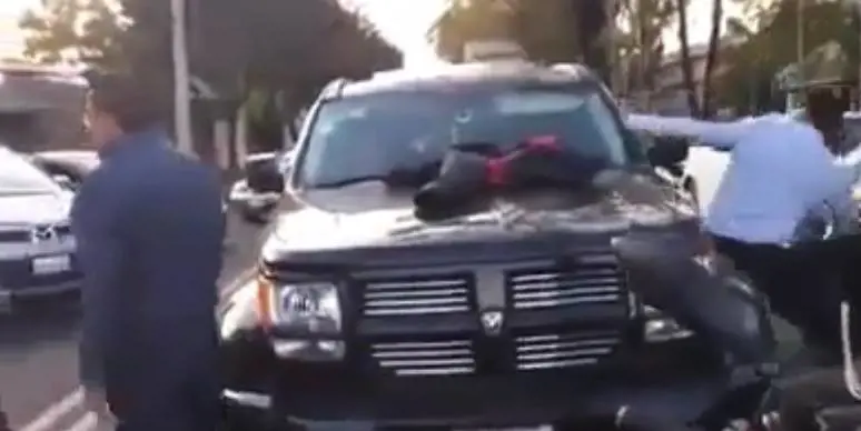 Trova la moglie in auto con l'amante e diventa una furia
