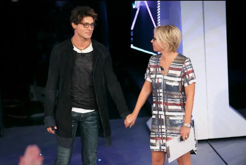 Gabriel Garko a C'è posta per te: "Gli zigomi sono dotati di vita propria" 
