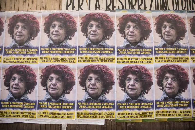 Manifesti contro Fedeli: "Per fare il ministro terza media e bugie"