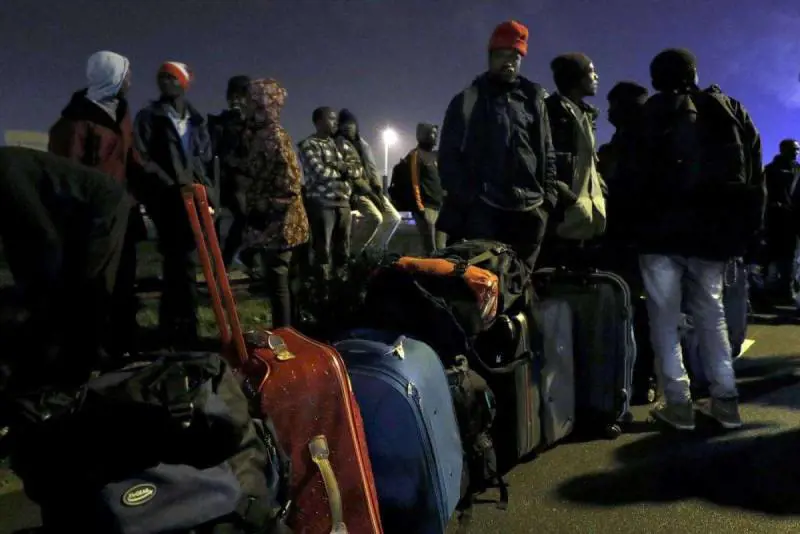 Cittadini contro la Raggi: no al centro profughi al Ferrhotel