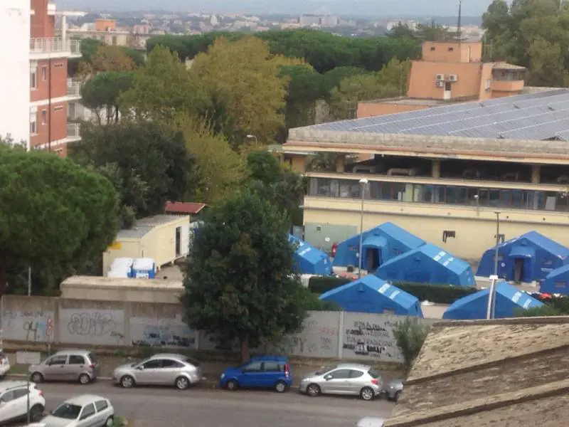 "Ora le 'casette' arrivano ai migranti ma non ai terremotati"