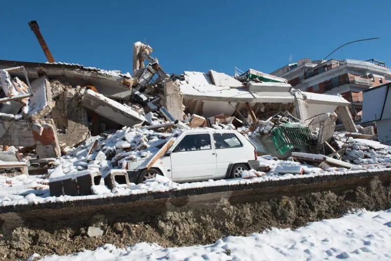 Terremotato rinuncia ala casetta per cederla ad una anziana