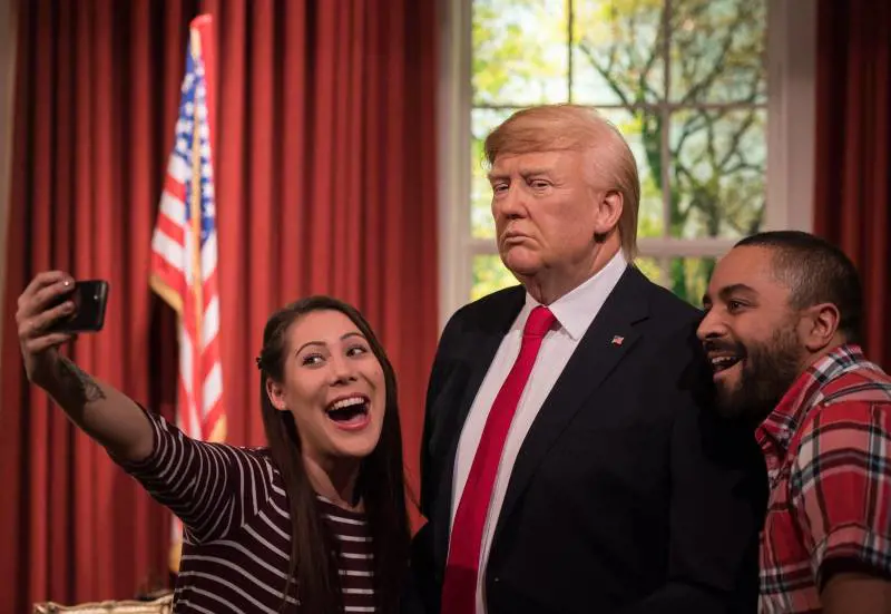 Selfie con Donald Trump al Museo delle cere Madame Tussaud's di Londra