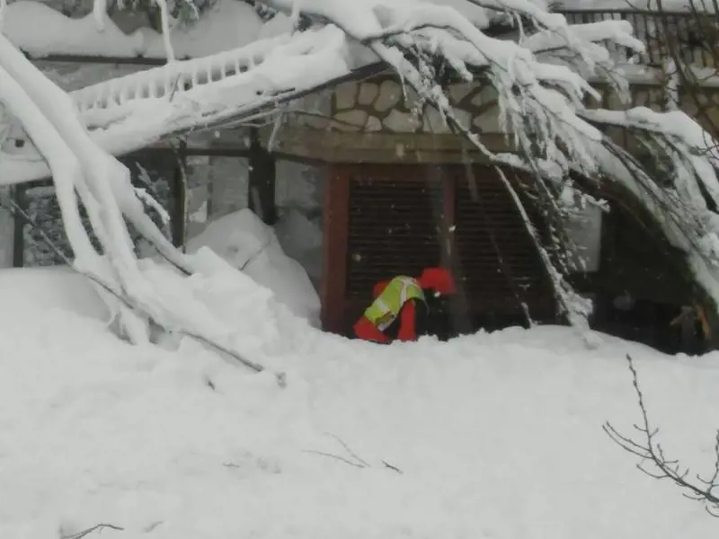 "Ci sono altre priorità...". Così l'hotel Rigopiano è stato lasciato sotto la neve