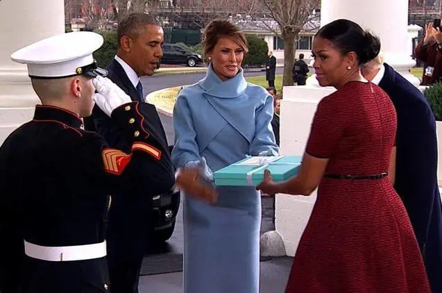Il mistero del regalo di Melania portato via da Obama
