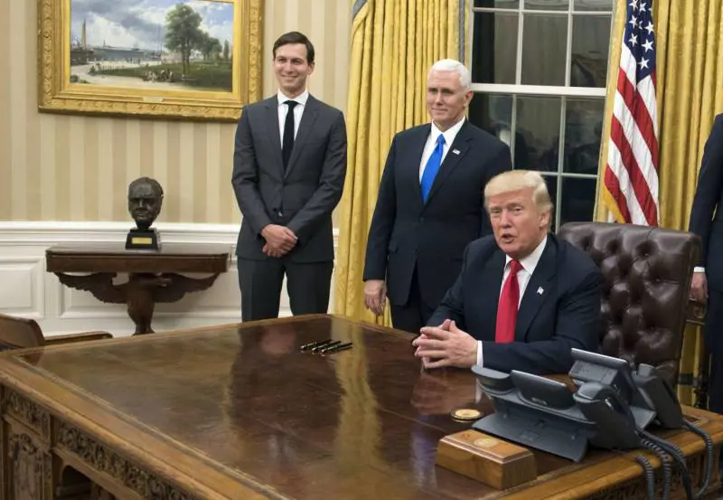 Trump rivoluziona la Casa Bianca: torna busto di Churchill