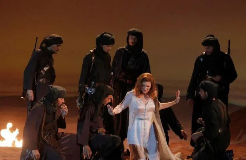 Ecco il "Mozart choc", le bandiere nere dell'Isis sventolano sul palco