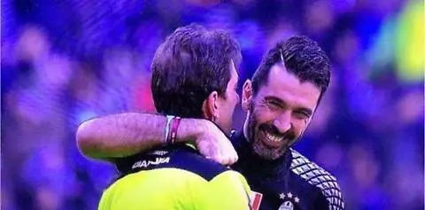 Buffon abbraccia l'arbitro ​ed è bufera sui social