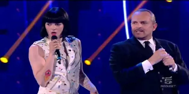 Dopo la morte di Bimba, il web sfoga il suo odio contro lo zio Miguel Bosé: "Punito così perché gay"