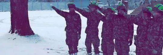 Fanno il saluto nazista davanti alla svastica: bufera sui soldati