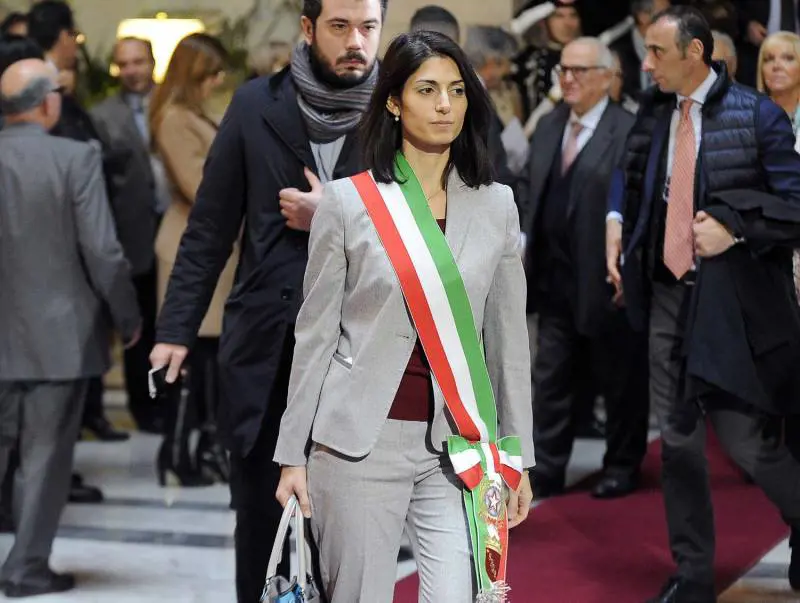 Spunta una polizza vita che "ammazza" la Raggi Ora dimissioni più vicine