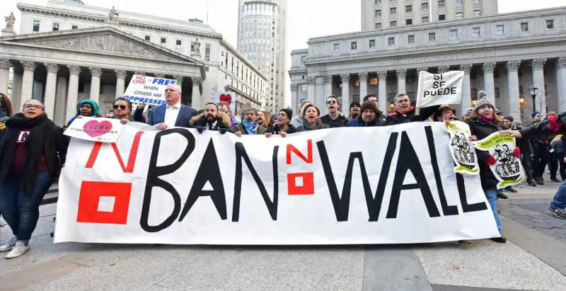 I manifestanti assediano la Casa Bianca