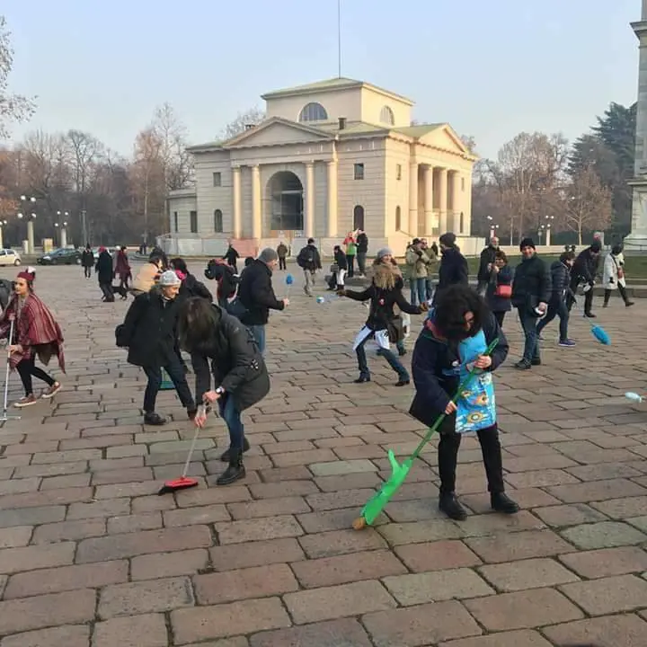 Arco della Pace, sceneggiata dei Sentinelli: "Ripuliamo la piazza dalle tracce fasciste"