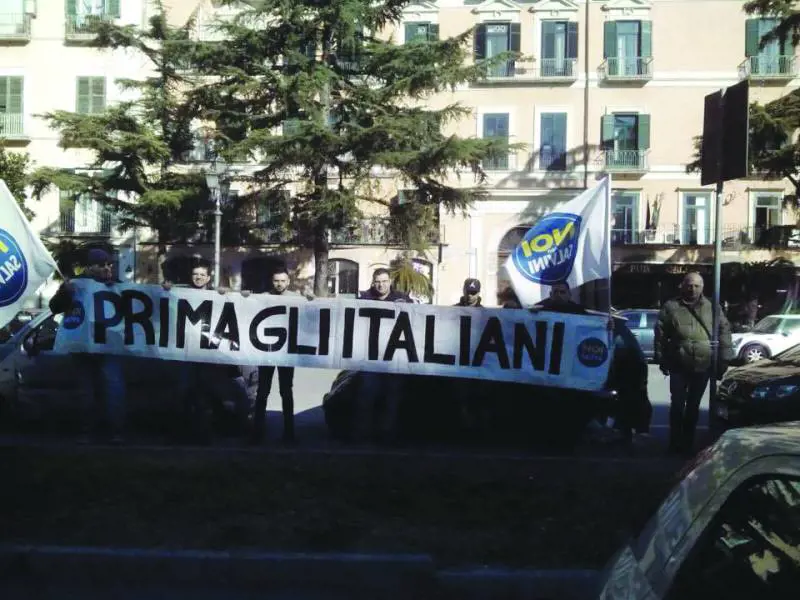 Incatenati davanti alla Prefettura per dire "no" ai migranti