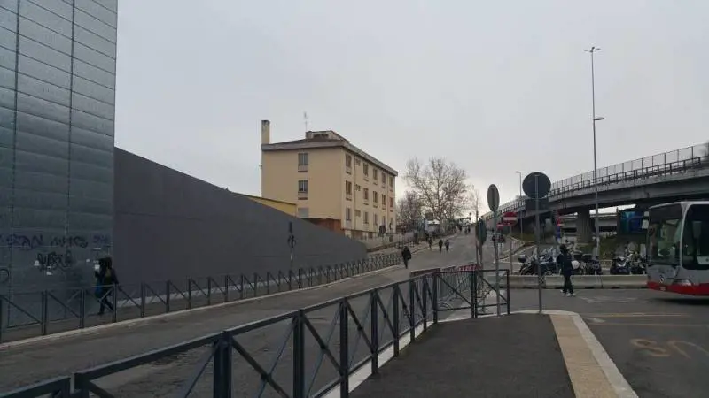 La giunta Raggi tira dritto: entro giugno il Ferrhotel ai migranti