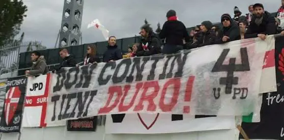 Orge in canonica, gli ultrà del Padova irridono il prete. "Don Contin tieni duro"