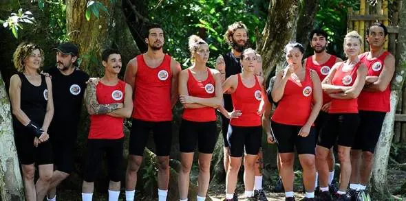 Isola dei Famosi, Giulio Base rimane con il lato b scoperto