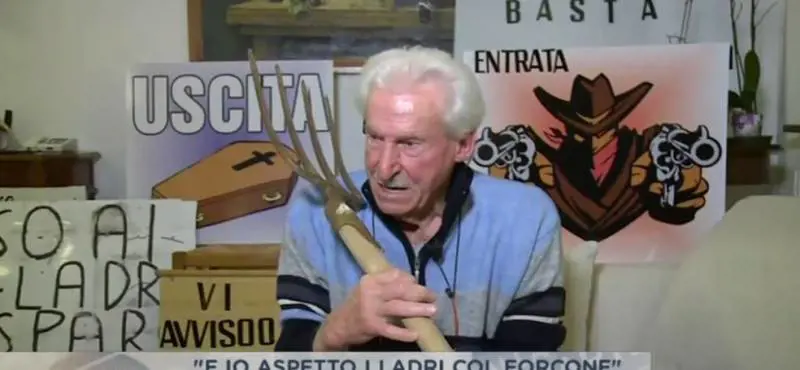 Derubato, prefetto lo disarma: "Ora aspetto i ladri col macete"