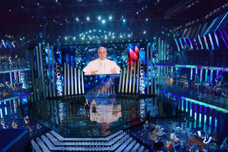 Sanremo, Crozza alla De Filippi: "Ami il vintage di Costanzo"