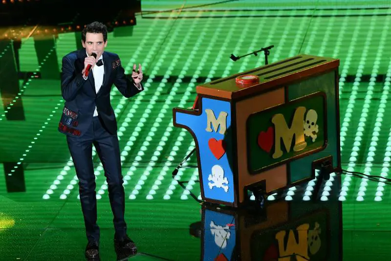 Mika, giovani e i duetti "cover": la terza serata del Festival