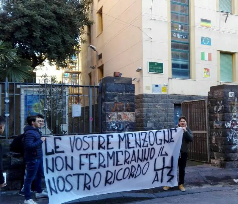 La protesta degli studenti del Liceo Classico Mario Cutelli