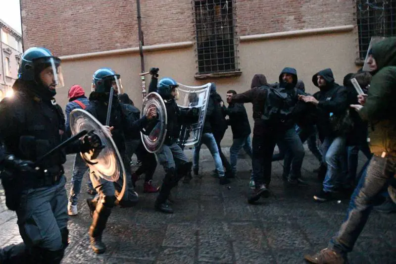 Bologna, la verità degli agenti: "Così i collettivi ci hanno bersagliato"